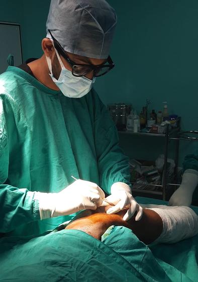 Dr. Ankur Gupta performing hip replacement surgery